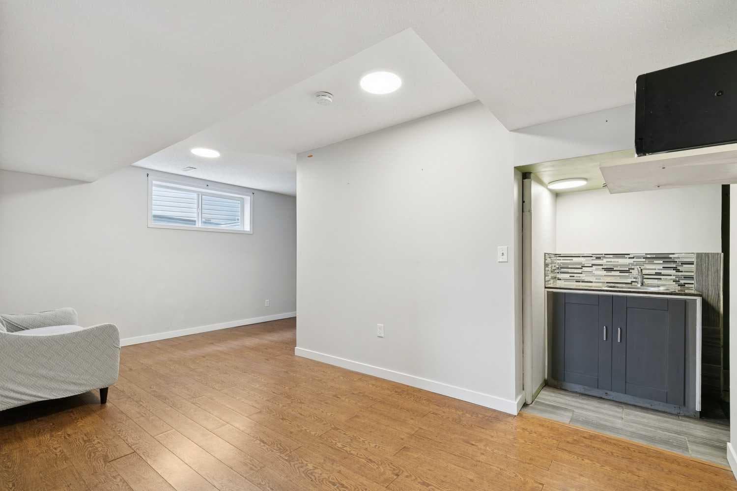 126 Somerglen Way SW