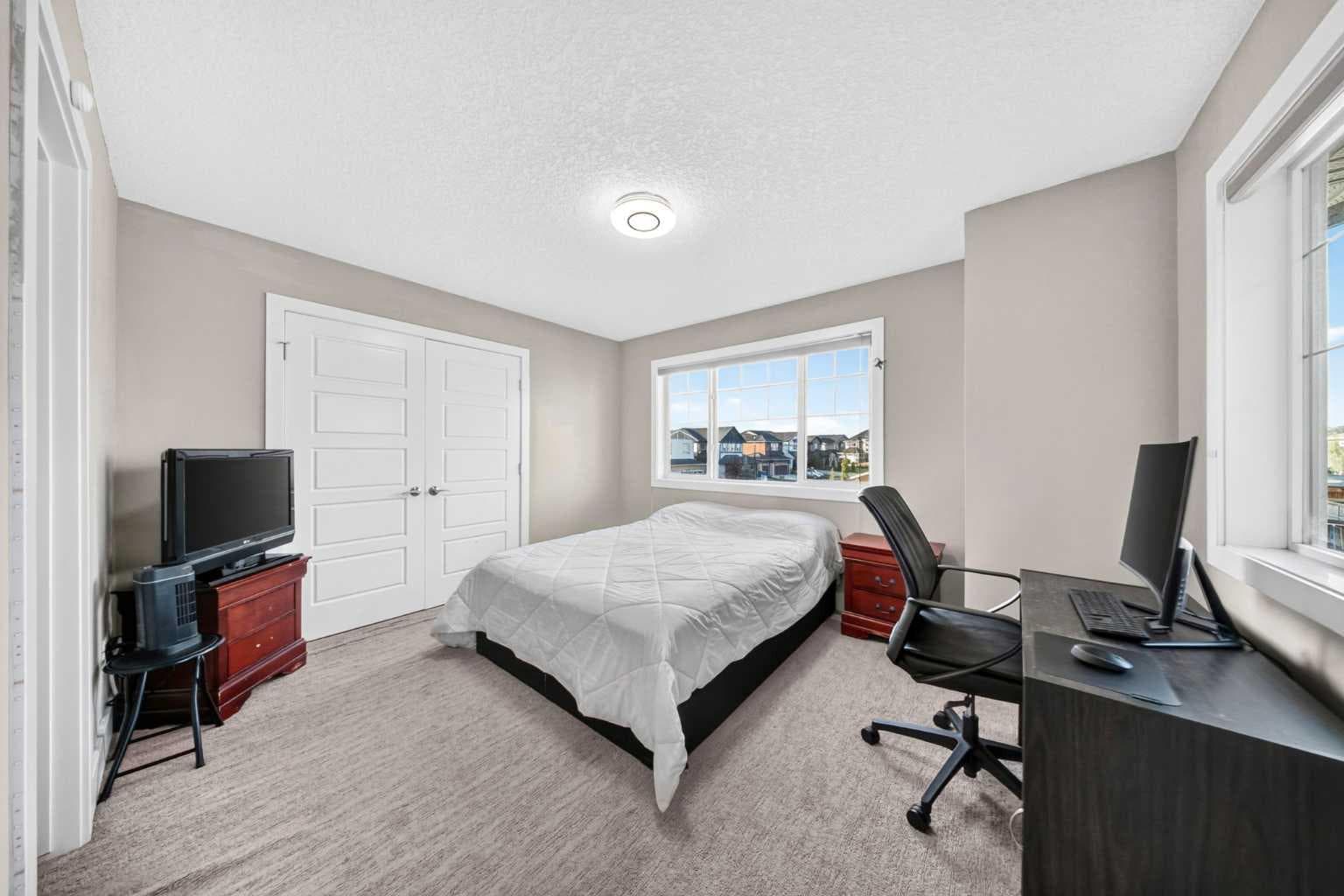 160 Kinniburgh Circle 