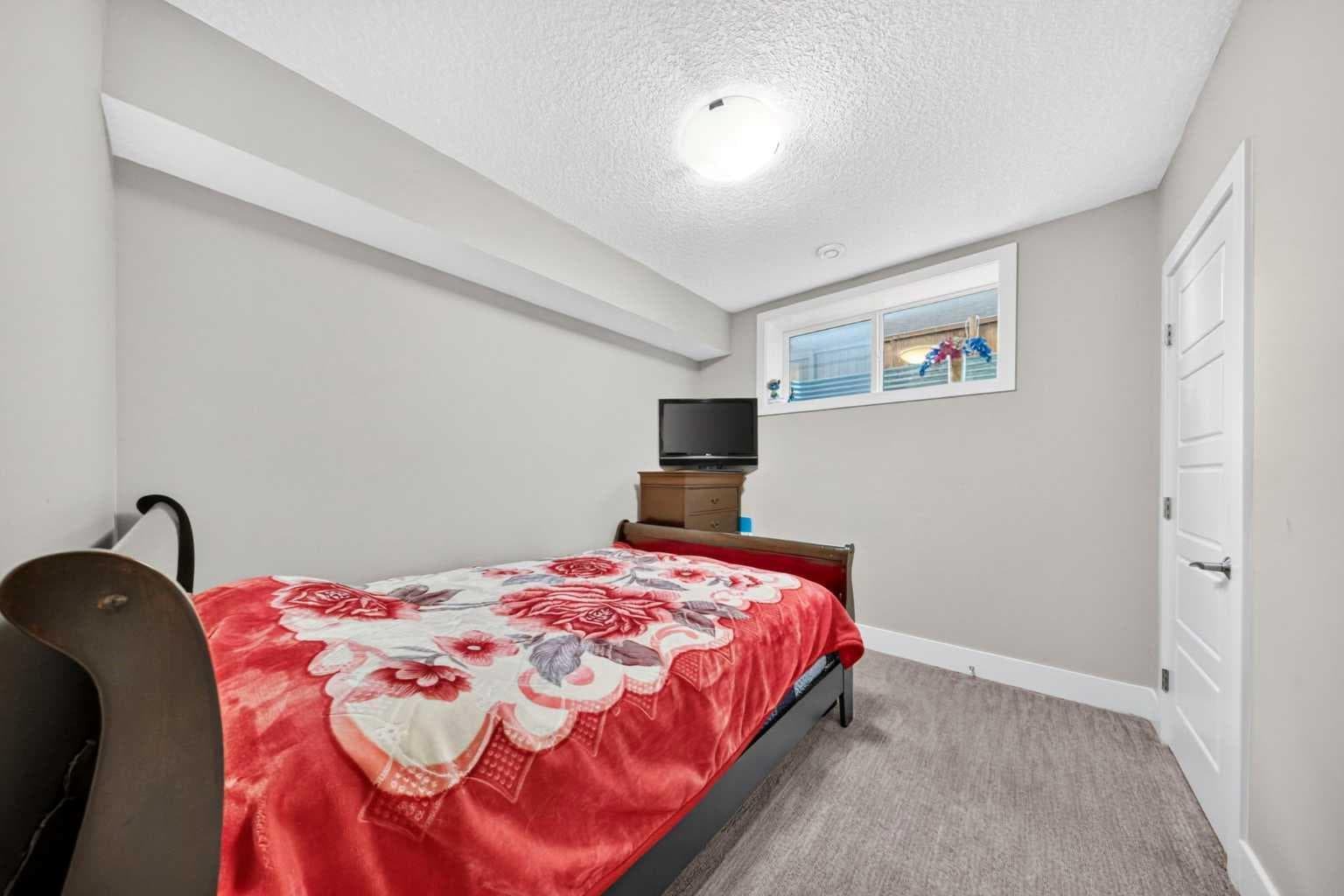 160 Kinniburgh Circle 