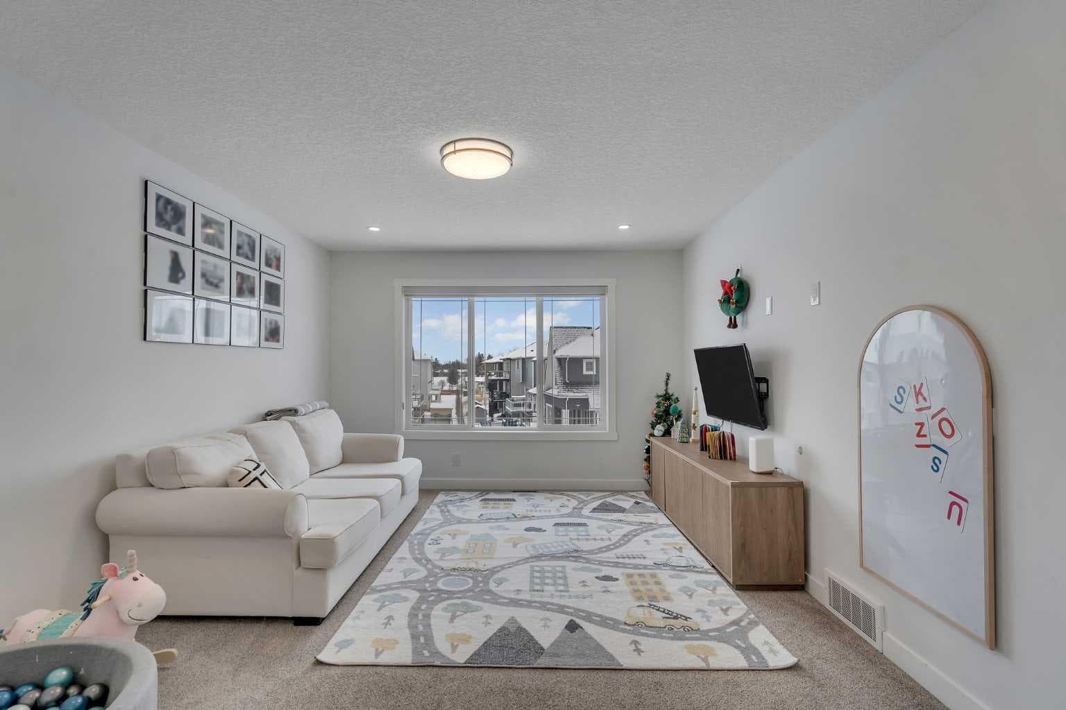 202 Kinniburgh Crescent 