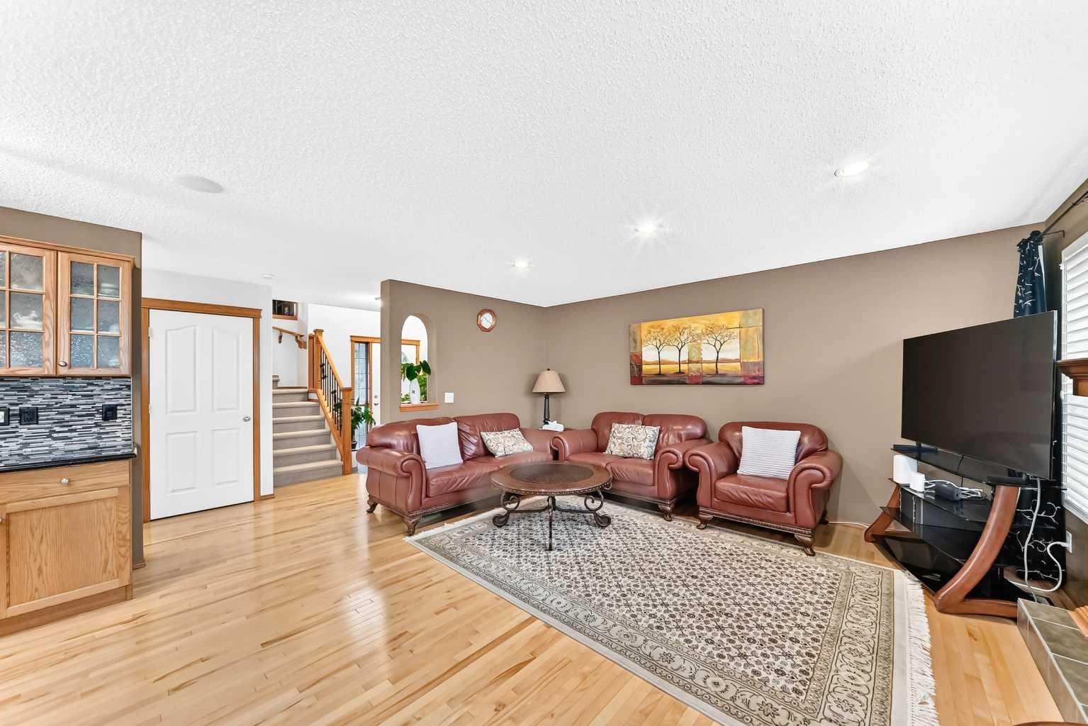 144 Cougarstone Common SW