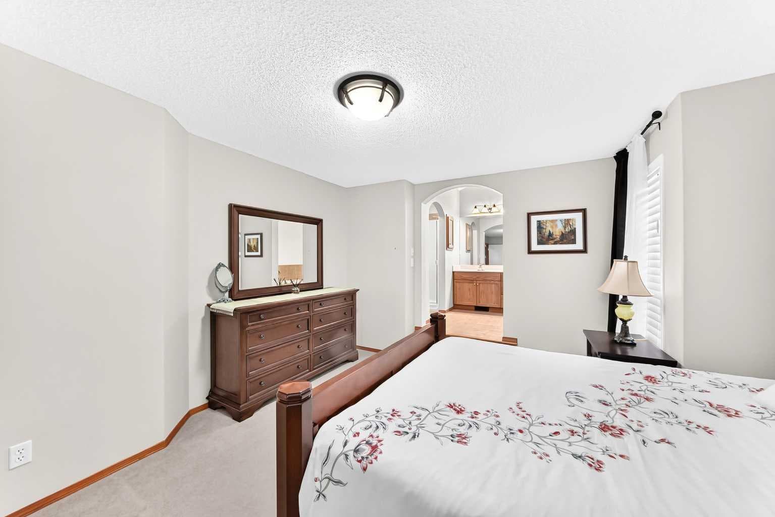 144 Cougarstone Common SW