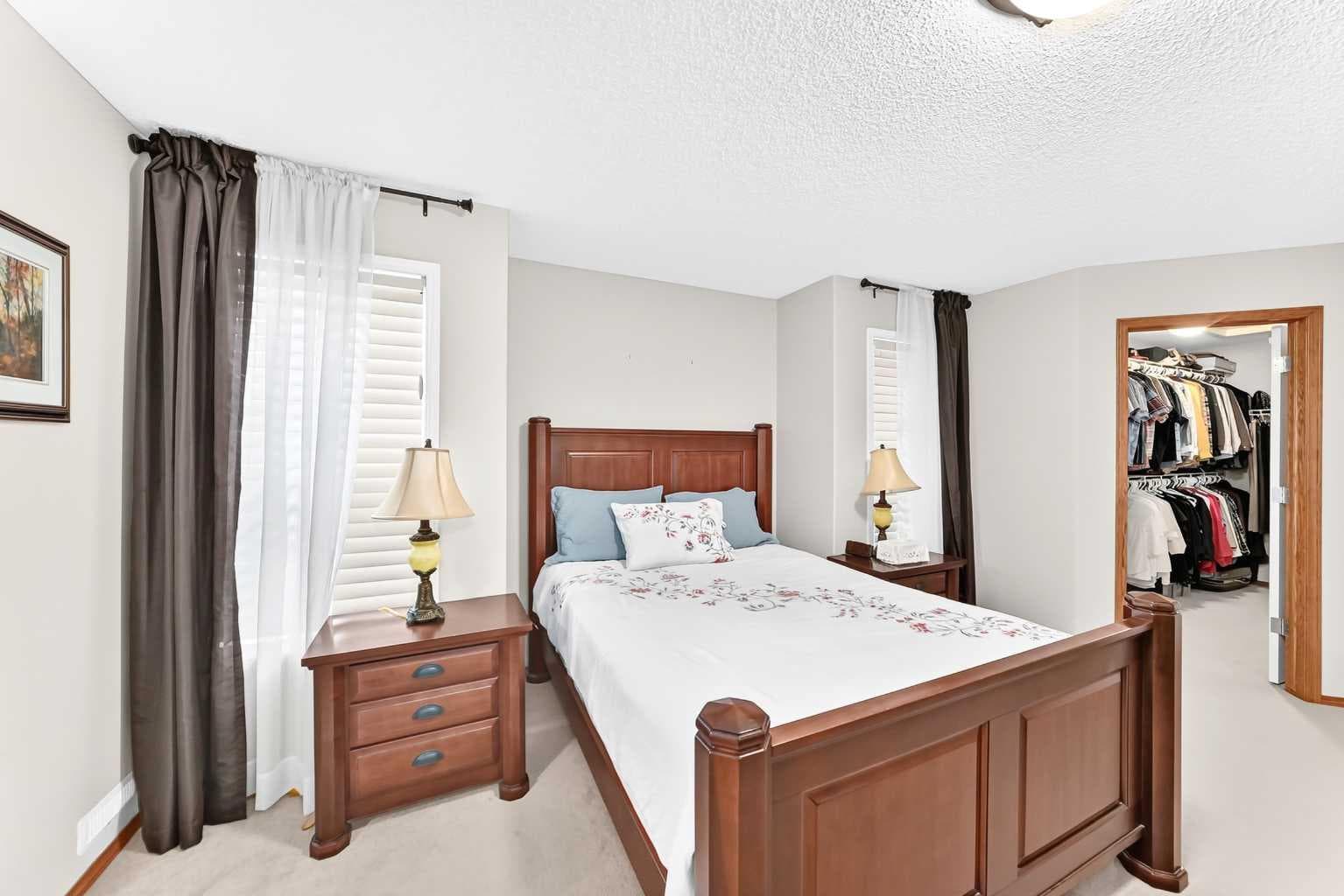 144 Cougarstone Common SW