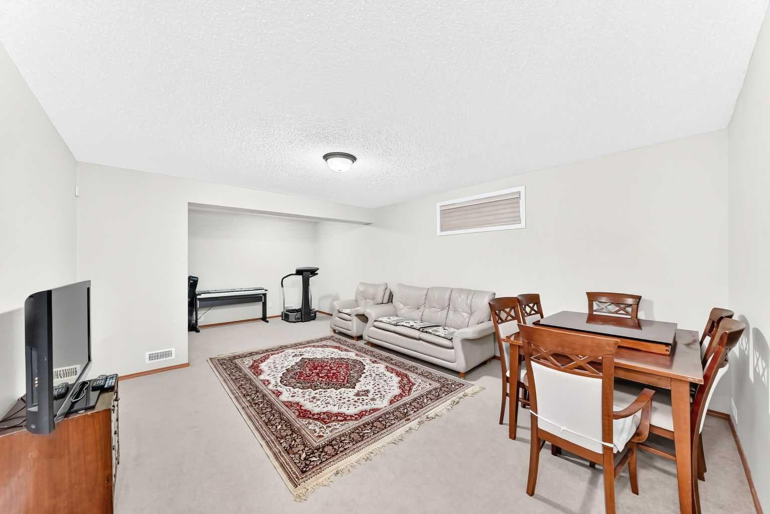 144 Cougarstone Common SW