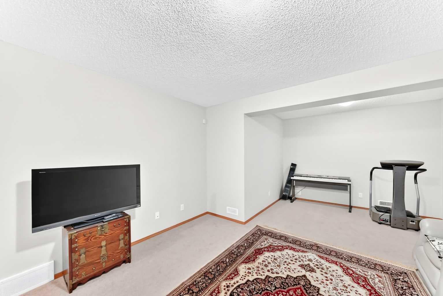 144 Cougarstone Common SW