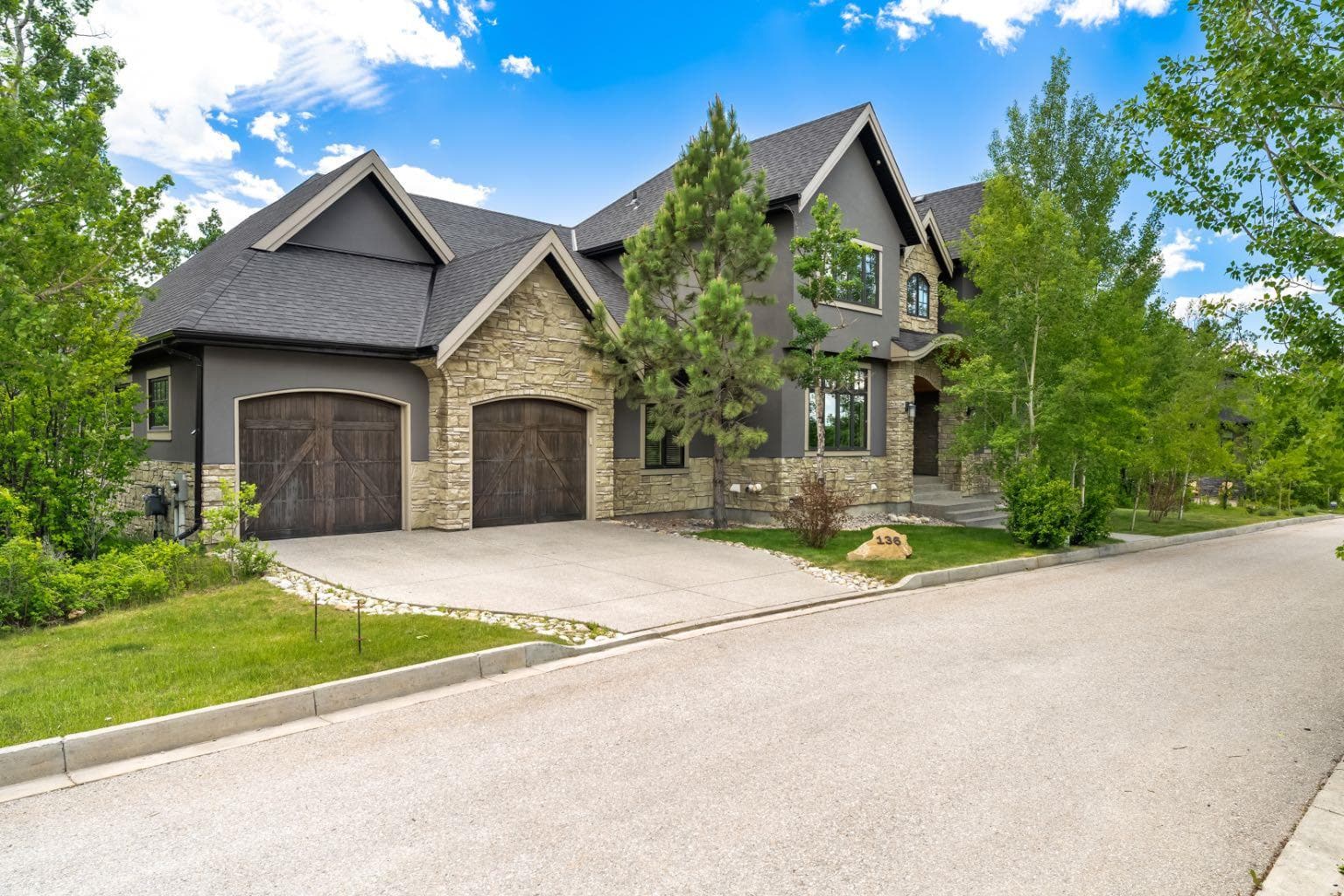 136 Posthill Drive SW