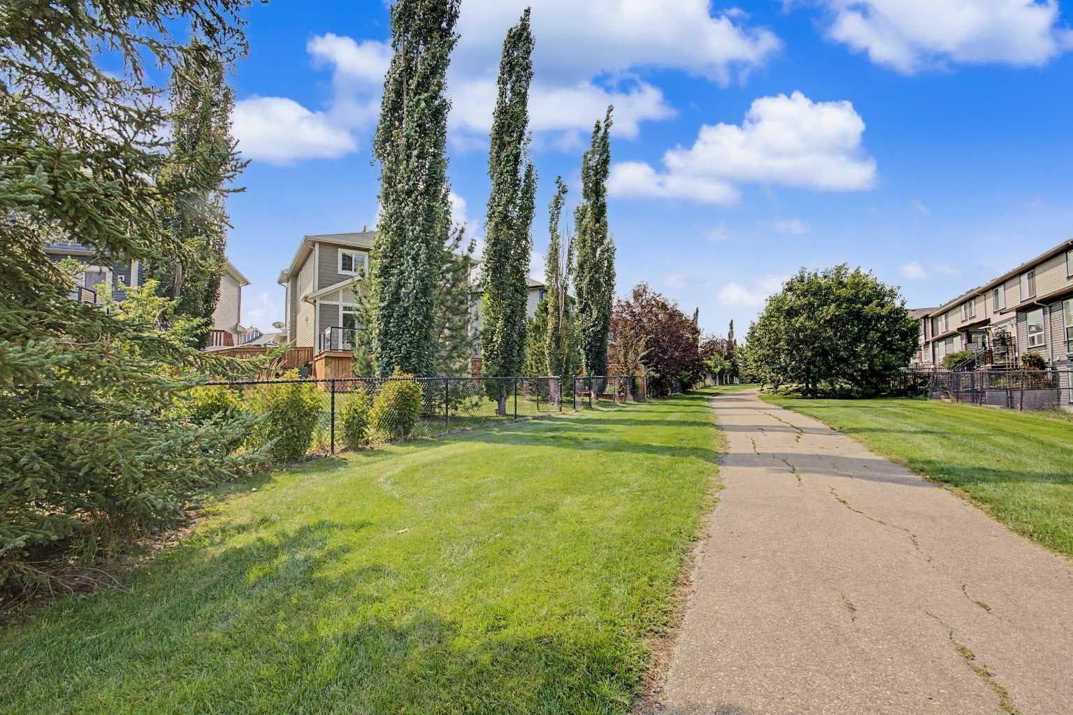 125 Williamstown Green NW