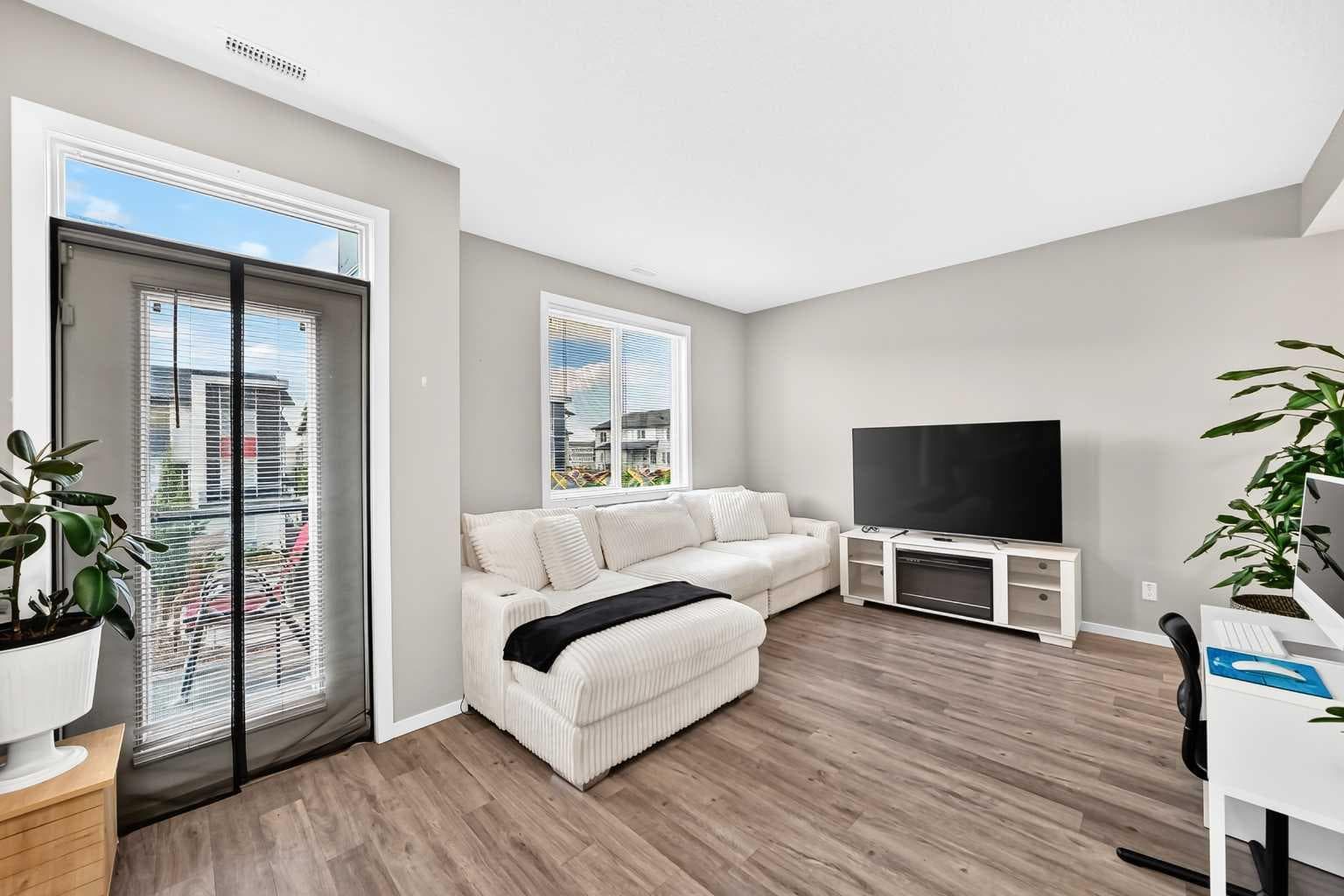 203, 120 Redstone Walk NE