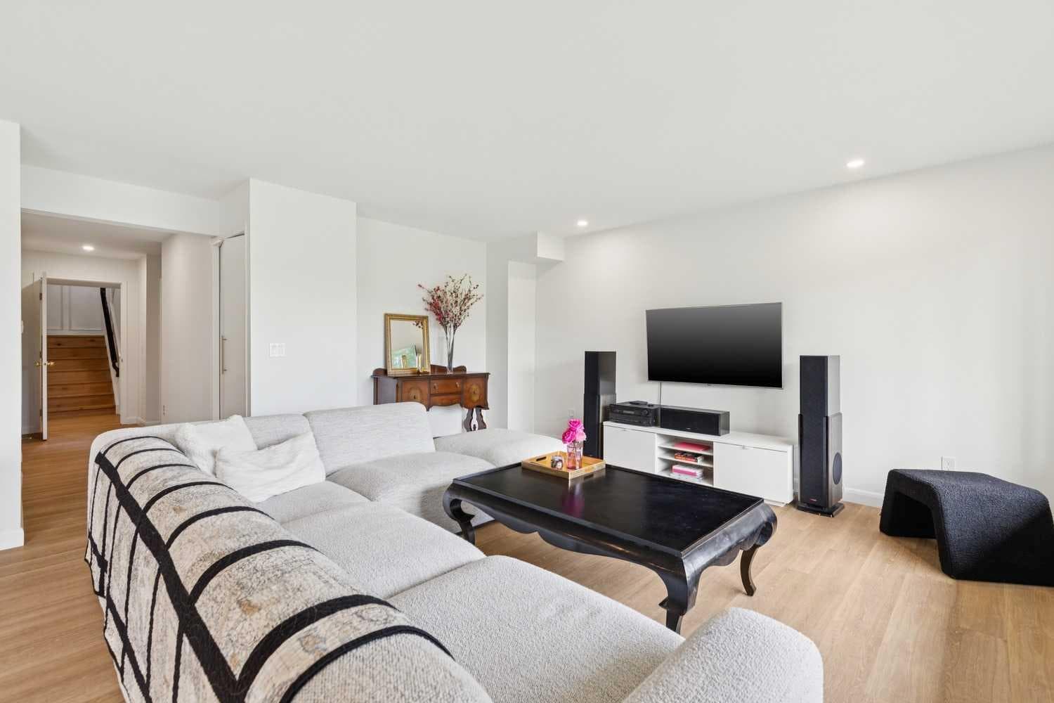 84 EDENSTONE Way NW