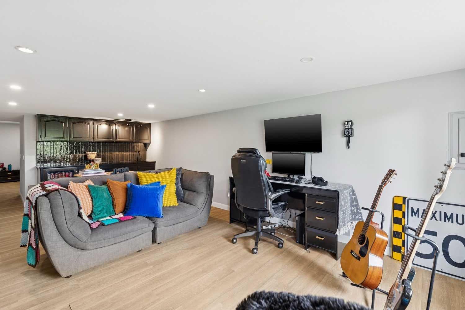 84 EDENSTONE Way NW