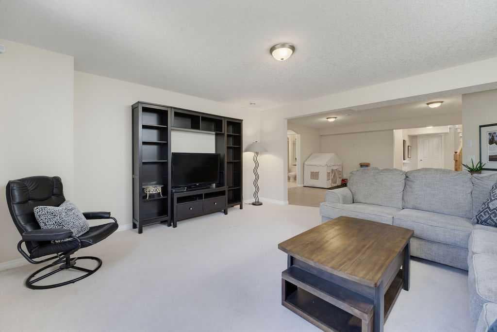 111 Invermere Close 