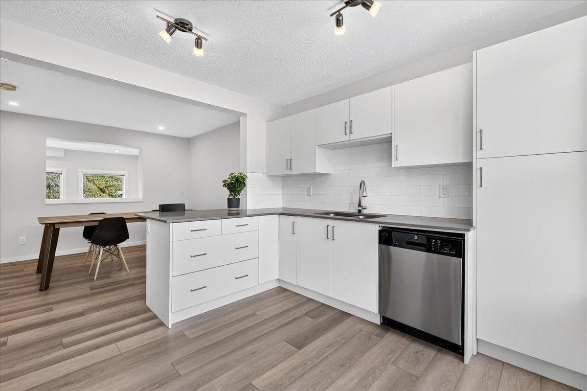246 Cranbrook Square SE