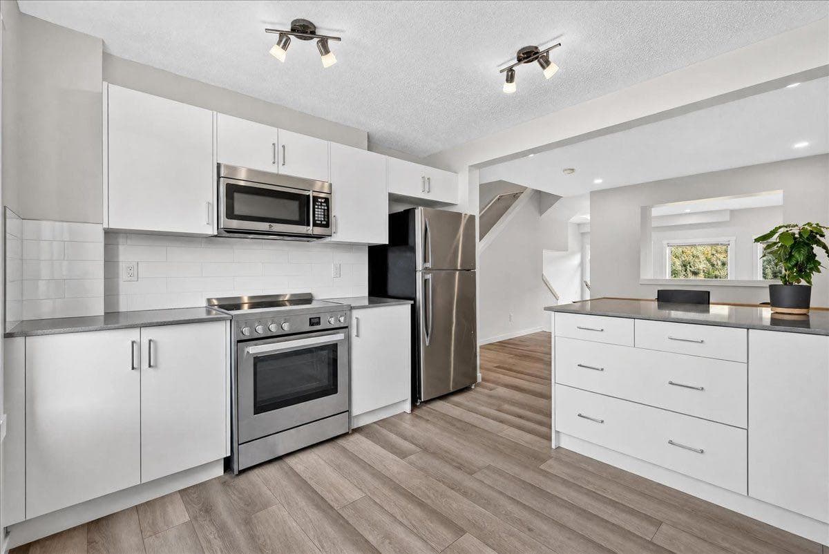 246 Cranbrook Square SE