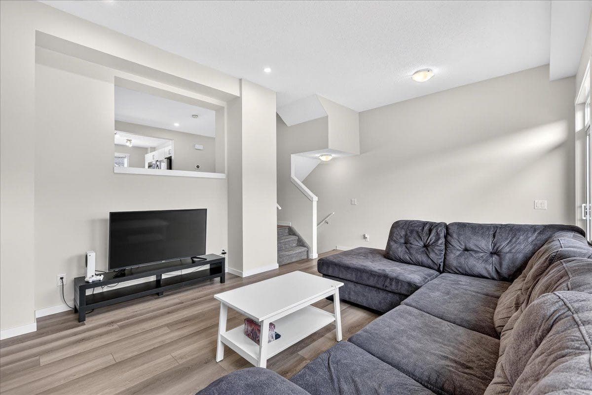 246 Cranbrook Square SE