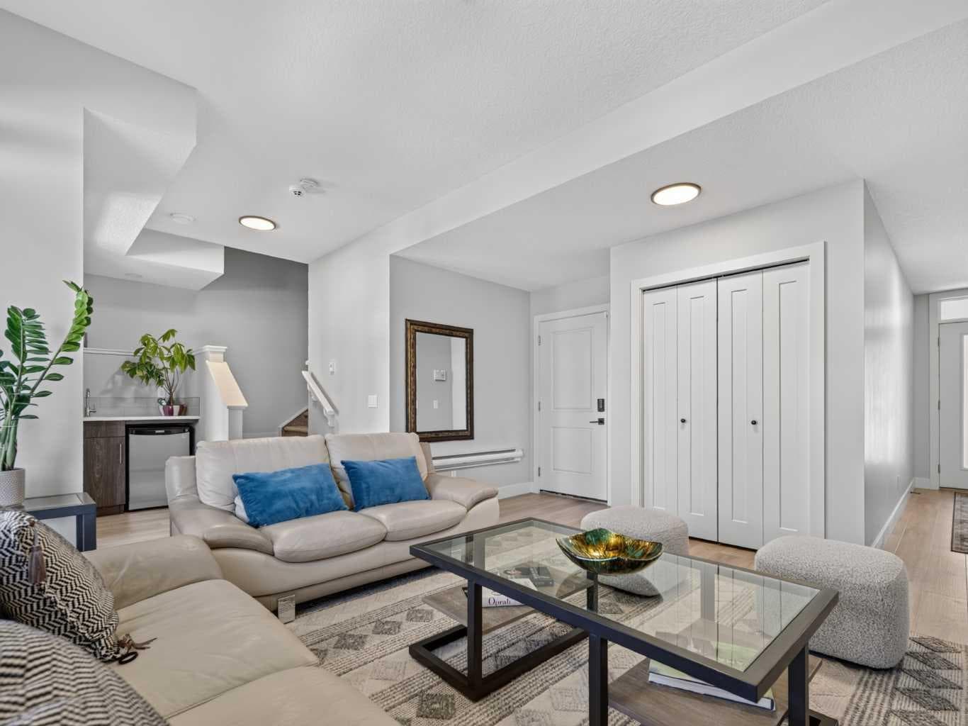 307 Royal Elm Road NW