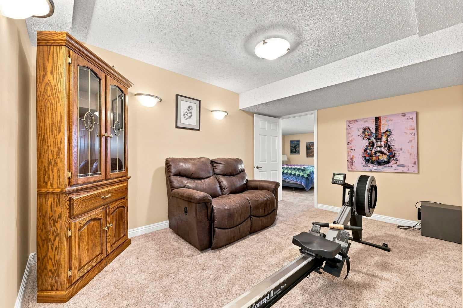 952 Edgemont Road NW